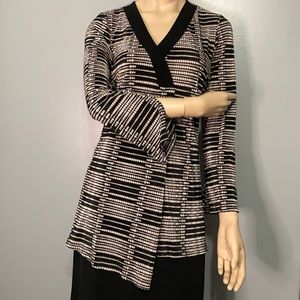 ⭐️NICOLA Nlack and White Longsleeves Blouse⭐️